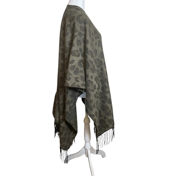 Woolrich One Size Women’s Gray Black Animal Print Shawl Poncho Fringed Soft Warm - Picture 4 of 9